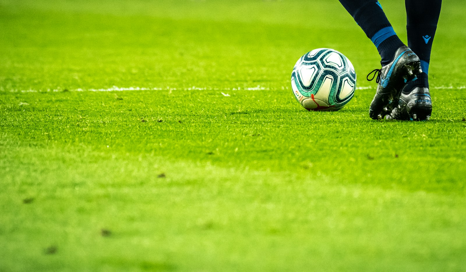 Futbol topu yeşil sahada